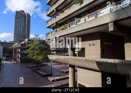 Der Rand Gilbert House Wohnblock mit dem Lauderdale Tower im Hintergrund. Das Barbican Estate ist ein prominentes Beispiel für den britischen Brutalisten A Stockfoto