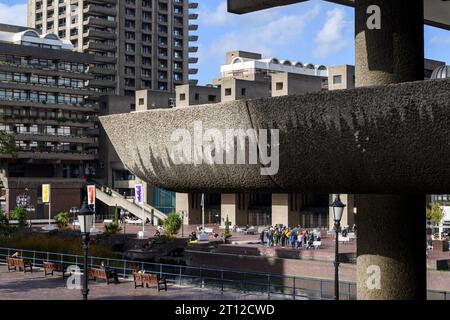 Der Rand Gilbert House Wohnblock mit Shakespeare Tower im Hintergrund. Das Barbican Estate ist ein prominentes Beispiel für den britischen brutalistischen Bogen Stockfoto