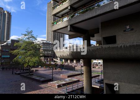 Das Randgebiet Gilbert House Apartment Block mit Lauderdale Tower und Shakespeare Tower im Hintergrund. Das Barbican Estate ist ein prominentes Beispiel für B Stockfoto