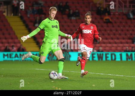 London, England. Oktober 2023. Filip Marschall, Torhüter der Aston Villa U21, wird von Tennai Watson von Charlton Athletic während der EFL Papa John’s Trophy zwischen Charlton Athletic und Aston Villa U21 im Valley beobachtet. Kyle Andrews/Alamy Live News Stockfoto