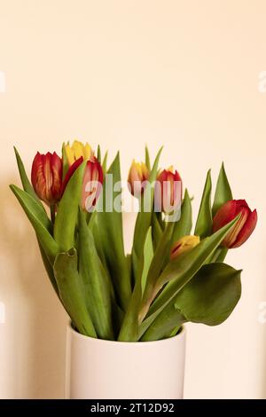 Tulpen Blumenstrauß rot gelb grün Frühlling Dekoration Innenfokus Blume Stockfoto