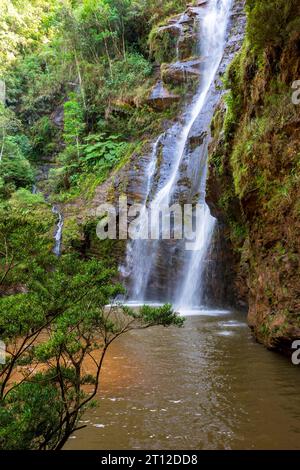 Wunderschöner Wasserfall inmitten der dichten Vegetation von Regenfosten und Felsen im Bundesstaat Minas Gerais, Brasilien Stockfoto