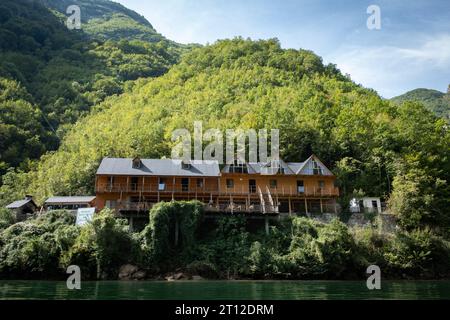 Hotel Riverside Komani See am Ufer des Komani Sees im Norden Albaniens Stockfoto