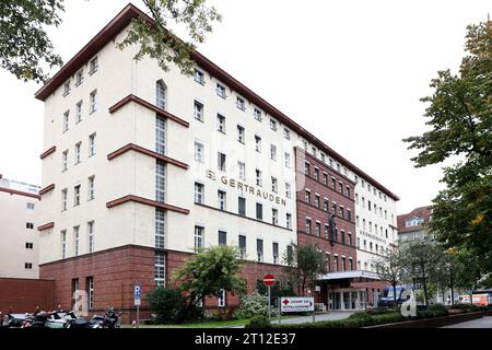 Berlin - Deutschland. Blick auf das St. Gertrauden-Krankenhaus in Wilmersdorf. *** 09 10 2023, Berlin, Deutschland. Oktober 2023. Ansicht des St. Gertrauden Krankenhauses in Wilmersdorf Credit: Imago/Alamy Live News Stockfoto