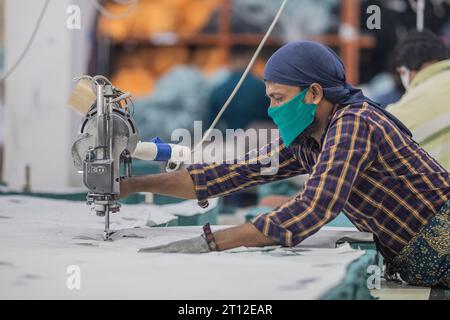 Bekleidungsarbeiter arbeiten bei der Surma Garments Limited in Savar. Stockfoto