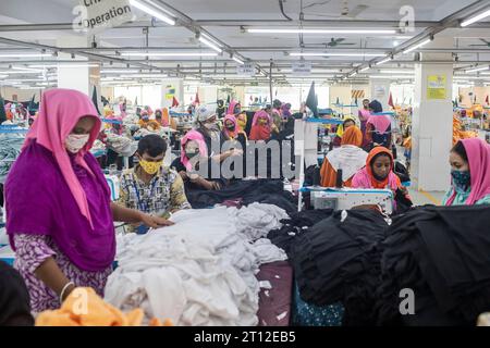 Bekleidungsarbeiter arbeiten bei der Surma Garments Limited in Savar. Stockfoto