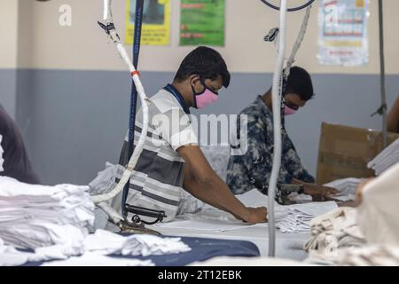 Bekleidungsarbeiter arbeiten bei der Surma Garments Limited in Savar. Stockfoto