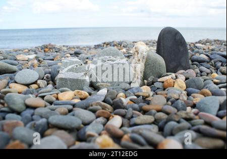 Eine Reihe von Steinen an einem felsigen Strand. Verschiedene Kieselsteine und Steine. Stockfoto