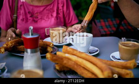 Churros köstliches spanisches Essen mit heißer Schokolade auf dem Tisch Stockfoto