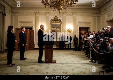 Washington, Usa. Oktober 2023. Präsident Joe Biden gibt zusammen mit Vizepräsidentin Kamala Harris (links) und Außenminister Antony Blinken (2. Links) aus dem Speisesaal des Weißen Hauses am 10. Oktober 2023 in Washington eine Erklärung zu den Terroranschlägen in Israel ab. der israelische DC-Präsident Benjamin Netanjahu hat den Krieg erklärt, nachdem die Hamas eine Reihe von Terroranschlägen ergriffen hatte, die tief in Israel einschlugen und die israelischen Verteidigungsstreitkräfte aus der Wache nahmen. (Foto: Samuel Corum/SIPA USA) Credit: SIPA USA/Alamy Live News Stockfoto