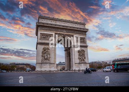 Ein wunderschöner Sonnenuntergang in der Stadt der Liebe am Arc de Triomphe, Paris. Frankreich Stockfoto
