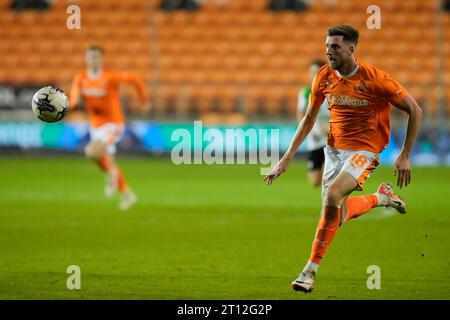 Blackpool, Großbritannien. 31. August 2023. Jake Beesley #18 von Blackpool verfolgt den Ball während des EFL Trophy Matches Blackpool gegen Liverpool U21 in der Bloomfield Road, Blackpool, Vereinigtes Königreich, 10. Oktober 2023 (Foto: Steve Flynn/News Images) in Blackpool, Vereinigtes Königreich am 31.2023. (Foto: Steve Flynn/News Images/SIPA USA) Credit: SIPA USA/Alamy Live News Stockfoto