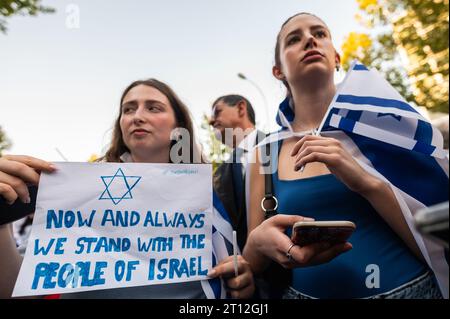 Madrid, Spanien. Oktober 2023. Demonstranten mit Plakaten und Fahnen während einer Demonstration vor der israelischen Botschaft in Madrid. Die israelische Gemeinschaft in Madrid hat sich versammelt, um ihr Land zu unterstützen und gegen die Angriffe der Hamas während des israelisch-palästinensischen Konflikts zu protestieren. Die militante palästinensische Gruppe Hamas startete am 7. Oktober den größten Überraschungsangriff aus Gaza, der zu einer Kriegserklärung des israelischen Premierministers Benjamin Netanjahu führte. Quelle: Marcos del Mazo/Alamy Live News Stockfoto