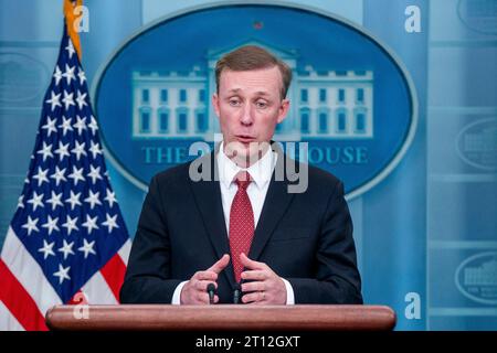 Washington, Usa. Oktober 2023. Der nationale Sicherheitsberater Jake Sullivan antwortet auf eine Frage der Nachrichtenmedien während des täglichen Pressebriefings im Weißen Haus in Washington, DC, USA, am 10. Oktober 2023. Sullivan antwortete auf Fragen, die Präsident Biden zu den Terroranschlägen auf Israel äußerte. Foto: Shawn Thew/UPI Credit: UPI/Alamy Live News Stockfoto