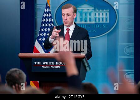 Washington, Usa. Oktober 2023. Der nationale Sicherheitsberater Jake Sullivan antwortet auf eine Frage der Nachrichtenmedien während des täglichen Pressebriefings im Weißen Haus in Washington, DC, USA, am 10. Oktober 2023. Sullivan antwortete auf Fragen, die Präsident Biden zu den Terroranschlägen auf Israel äußerte. Foto: Shawn Thew/UPI Credit: UPI/Alamy Live News Stockfoto