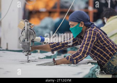 Dhaka, Bangladesch. Oktober 2023. Bekleidungsarbeiter arbeiten bei Surma Garments Limited in Savar, (Credit Image: © Sazzad Hossain/SOPA images via ZUMA Press Wire) NUR FÜR REDAKTIONELLE ZWECKE! Nicht für kommerzielle ZWECKE! Stockfoto