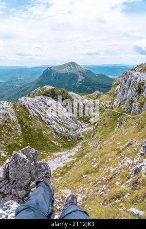 Der Berg Aizkorri ist 1523 Meter hoch, der höchste in Guipuzcoa. Baskenland. Steigen Sie durch San Adrian und kehren Sie durch die Oltza-Felder zurück. Sehen Sie sich den an Stockfoto