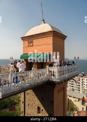 Izmir, Türkei. 6. Oktober 2023. Historischer Aufzug im Bezirk Konak. Wunderschöner Tagesblick auf Izmir vom Gipfel des Hügels mit dem historischen Aufzug. Stockfoto