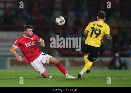 Morecambe's Chris Stokes in Aktion mit Barrow's Dom Telford während der EFL Trophy Group, Einem Spiel zwischen Morecambe und Barrow in der Globe Arena, Morecambe am Dienstag, den 10. Oktober 2023. (Foto: Mark Fletcher | MI News) Credit: MI News & Sport /Alamy Live News Stockfoto