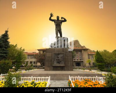 Afyonkarahisar, Türkei. 2. Oktober 2023. Victory oder Utku-Denkmal im Stadtzentrum. Wichtige Reiseziele in Afyonkarahisar. Sonnenuntergang. Stockfoto