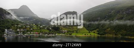 Panorámica del Pueblo de Geiranger llegando en crucero, uno de los lugares más concurridos del País con un entorno espectacular, Noruega Stockfoto