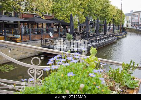 Blick von der Brücke auf den Kanal im Zentrum der Stadt Leeuwarden Stockfoto
