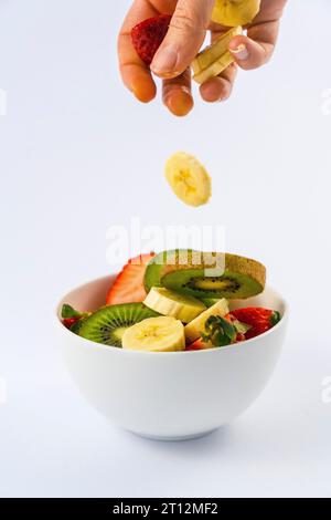 Wir stellen Zutaten von oben vor, Rezept für einen Obstsalat mit Kiwis, Erdbeeren, Bananen Stockfoto