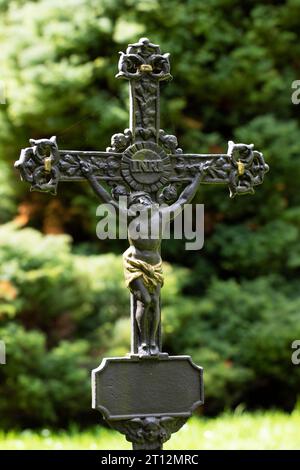 Kreuze auf dem Friedhof von St. Sebastian, Kirche St. Peter, Salzburg, Österreich Stockfoto