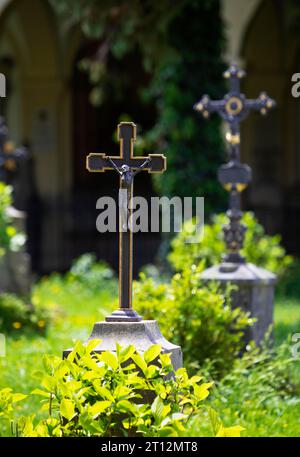 Kreuze auf dem Friedhof von St. Sebastian, Kirche St. Peter, Salzburg, Österreich Stockfoto