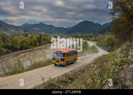 1.10.2021. Ukraine, Straße P62 zwischen Barwinkiv und Biloberizka. PAZ-672 traf sich versehentlich. Stockfoto