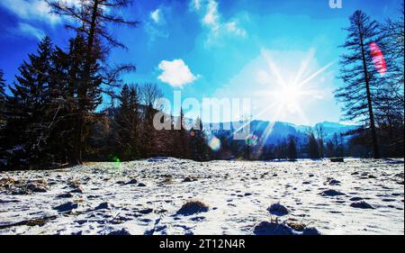 Tatra Nationalpark mit typisch polnischem Volkshaus neben Zakopane Stadt - Skigebiet, und neben der Seilbahn auf Kasprowy Wierch. Sonnenschein in blu Stockfoto