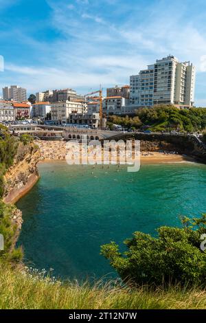 Plage du Port Vieux in Biarritz, Sommerurlaub im Südosten Frankreichs. Gemeinde Biarritz, Département Pyrenäen-Atlantiques Stockfoto