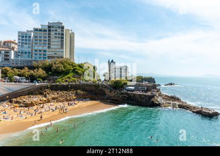 Plage du Port Vieux in Biarritz, Sommerurlaub im Südosten Frankreichs. Gemeinde Biarritz, Département Pyrenäen-Atlantiques Stockfoto