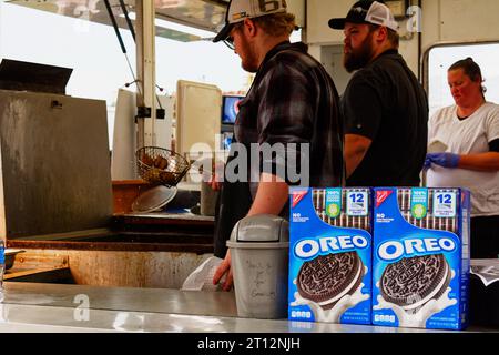 Deerfield Fair, New Hampshire 2023 – in einem Food Truck bereiten die Köche frittierte Oreo-Kekse zu. Stockfoto