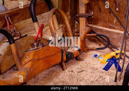 Deerfield Fair, New Hampshire 2023 – Ein Stapel verlassener gelber und blauer Bänder befindet sich auf dem Boden neben mehreren Holzjochen. Stockfoto