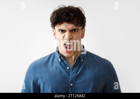 Ein Verrückter Arabischer Mann, Der Die Kamera Auf Weißem Hintergrund Ansieht Stockfoto