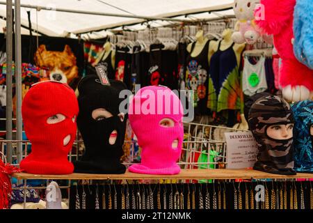 Deerfield Fair, New Hampshire 2023: Auf Schaufensterpuppen unter einem Händlenzelt werden farbenfrohe Skimasken ausgestellt Stockfoto