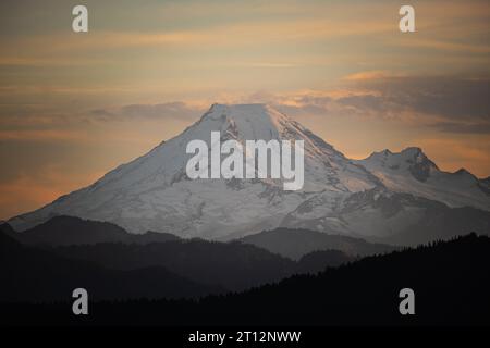 Bild: Mt. Baker in the Cascade Range Mountains, WA, USA. Sonnenuntergang auf dem Mount Baker, der ein wunderschönes alpenglow schafft. Schneebedeckte Berge. Snow Mountain Stockfoto