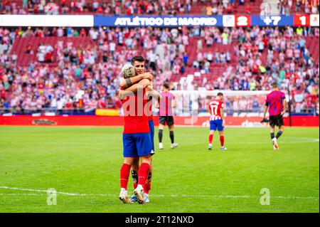 Alvaro Morata (Atletico Madrid) feiert den Sieg seiner Mannschaft mit Antoine Griezmann (Atletico Madrid) während des Fußballspiels der spanischen Meisterschaft La Liga EA Sports zwischen Atletico Madrid und Real Sociedad im Stadion Civitas Metropolitano. Atletico Madrid 2 : 1 Real Sociedad Stockfoto
