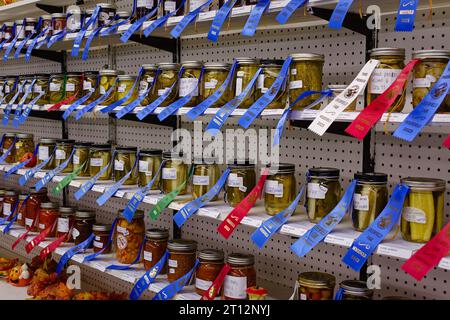 Deerfield Fair, New Hampshire 2023: Viele Gläser mit verschiedenen Gläsern mit eingelegtem Gemüse liegen nach einem Wettbewerb auf Regalen mit Bändern. Stockfoto