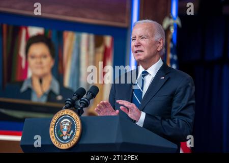 Washington, Usa. Oktober 2023. US-Präsident Joe Biden hält virtuelle Bemerkungen zum U.S. Fire Administrator's Summit on Fire Prevention & Control vom Weißen Haus in Washington, DC, USA, 10. Oktober 2023. Quelle: Abaca Press/Alamy Live News Stockfoto