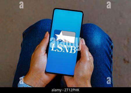 In dieser Abbildung wird das Logo der Lone Star National Bank (LSNB) auf einem Smartphone-Bildschirm angezeigt. Stockfoto