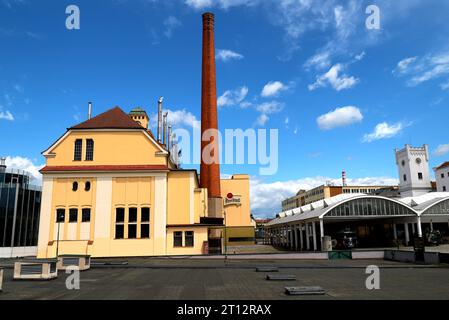 Alte Brauerei in der tschechischen Stadt Pilsen, Tschechische Republik. Berühmter Hersteller von tschechischem Bier. Brauereigebäude und Rohre Stockfoto