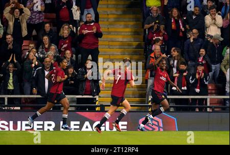 Melvine Malard von Manchester United feiert das erste Tor ihrer Mannschaft während der Qualifikation zur UEFA Women's Champions League in der zweiten Runde, dem ersten Legspiel im Leigh Sports Village, Greater Manchester. Bilddatum: Dienstag, 10. Oktober 2023. Stockfoto