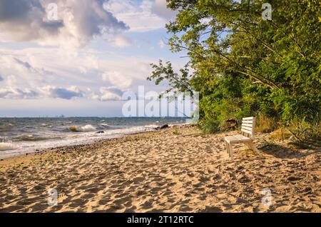 Wunderschöne Küstenlandschaft an einem Sommerferientag. Weiße Bank am Strand mit dem wellenförmigen Meer im Hintergrund. Foto wurde in Gdynia, Polen, aufgenommen. Stockfoto