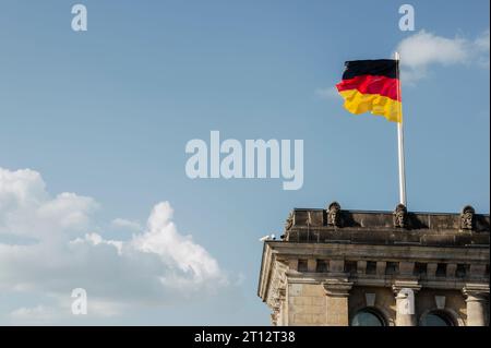 Berlin, Deutschland. August 2022. Das Reichstagsgebäude, auf dem die deutsche Flagge fliegt Stockfoto