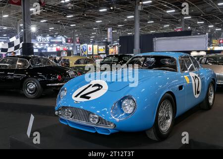 Paris, Frankreich - Rétromobile 2023. Konzentrieren Sie sich auf einen blauen 1961 Aston Martin DB4 GT Zagato. Stockfoto