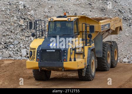 Gelber knickgelenkter Muldenkipper Komatsu HM400 auf der Baustelle Stockfoto