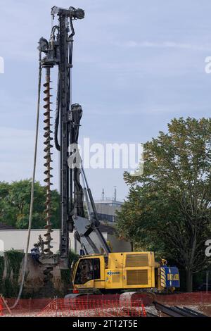 Gelber Rammbohren Liebherr LRB 125 auf Baustelle Stockfoto