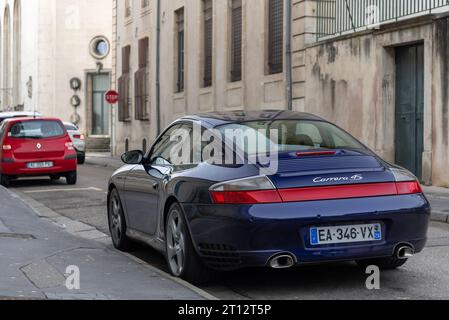 Blauer Porsche 996 Carrera 4S parkt auf einer Straße Stockfoto